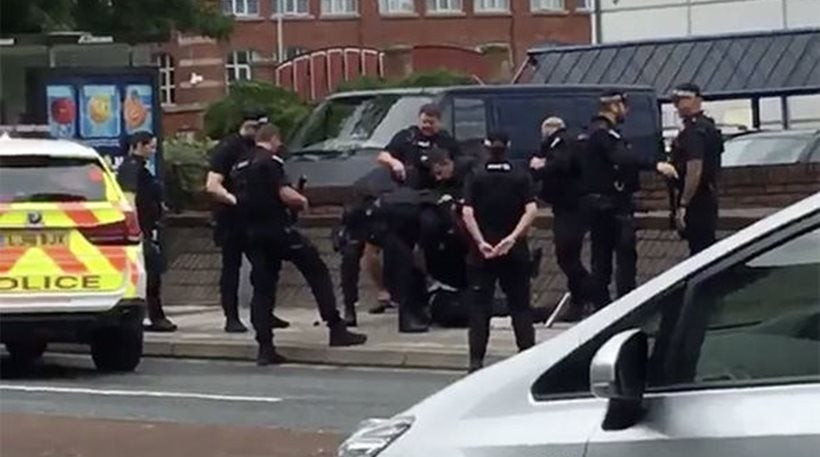 Άνδρας με μαχαίρι και τόξο απειλούσε να σκοτώσει περαστικούς στο κέντρο του Μάντσεστερ